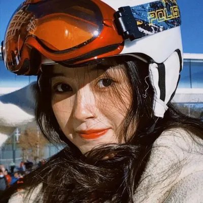 戴金色面具的男子